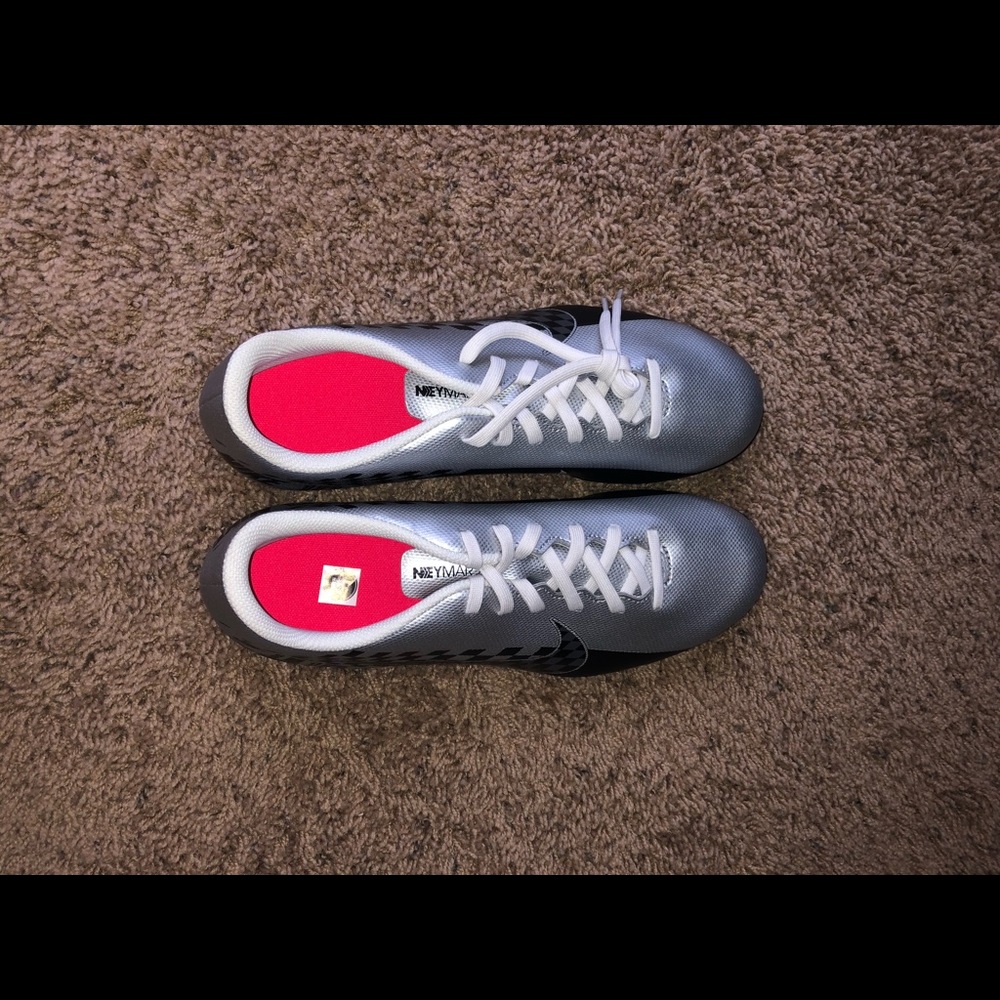 Nike soccer cleats - Picture 2 of 4